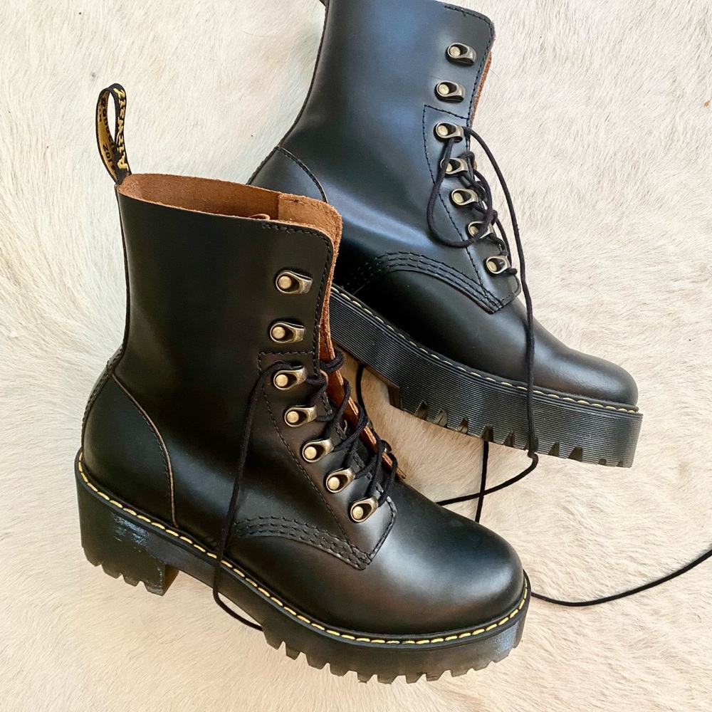 Like new! Doc Marten Platform boots lace up. Size 39. Fits a size 9 or 9 1/2